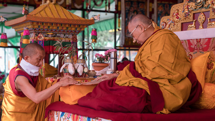 Su Santidad el Dalái Lama concediendo la Iniciación de Avalokiteshvara en Yiga Choezin en Tawang, Arunachal Pradesh, India, el 9 de abril de 2017. Foto de Tenzin Choejor/OHHDL