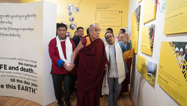 Su Santidad el Dalái Lama, acompañado por el ministro principal de Arunachal, Pema Khandu, en el Dorye Khandu Memorial Museum Tawang, Arunachal Pradesh, India, el 9 de abril de 2017. Foto de Tenzin Choejor/OHHDL