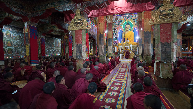 Su Santidad el Dalái Lama hablando a los monjes del Monasterio de Tawang en Tawang, Arunachal Pradesh, India, el 9 de abril de 2017. Foto de Tenzin Choejor/OHHDL
