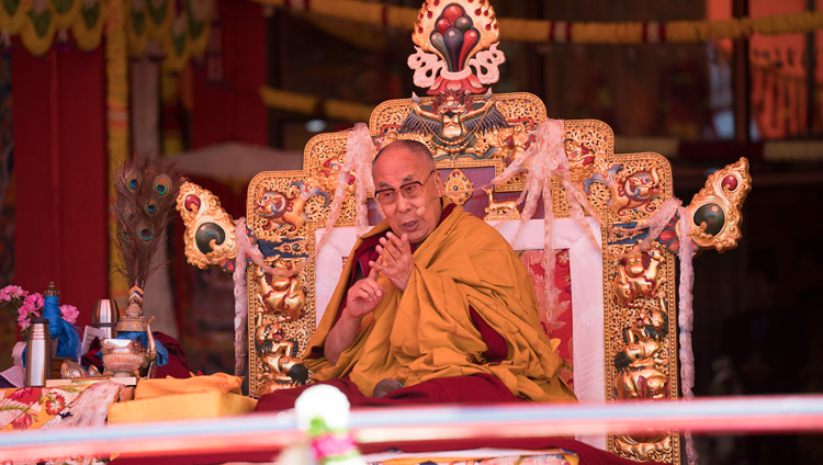 Su Santidad el Dalái Lama durante el último día de sus enseñanzas en Yiga Choezin en Tawang, Arunachal Pradesh, India, el 10 de abril de 2017. Foto de Tenzin Phuntsok/OHHDL