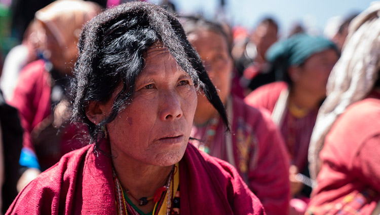 Una mujer de entre la multitud de más de 50.000 personas escuchando a Su Santidad el Dalái Lama en el último día de sus enseñanzas en Yiga Choezin en Tawang, Arunachal Pradesh, India, el 10 de abril de 2017. Foto de Tenzin Choejor/OHHDL