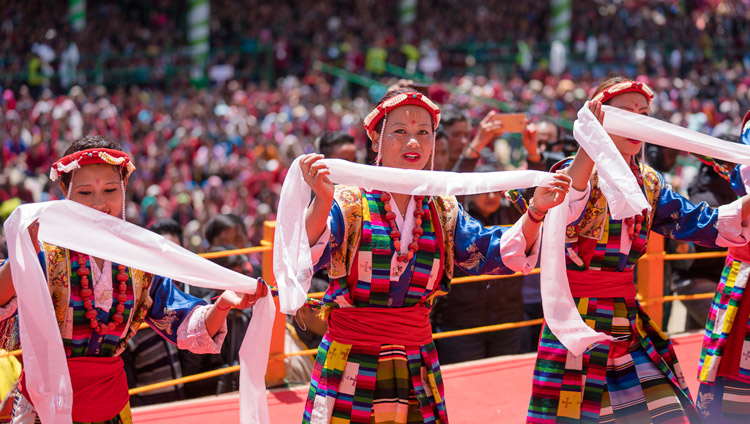 Artistas locales interpretando canciones tradicionales como parte de la ceremonia de clausura del último día de las enseñanzas de Su Santidad el Dalái Lama en Yiga Choezin en Tawang, Arunachal Pradesh, India, el 10 de abril de 2017. Foto de Tenzin Choejor/OHHDL