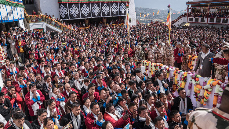 El patio del Monasterio de Tawang abarrotado de gente de Mön y Bután escuchando a Su Santidad el Dalái Lama en Tawang, Arunachal Pradesh, India el 11 de abril de 2017. Foto de Tenzin Choejor/OHHDL 