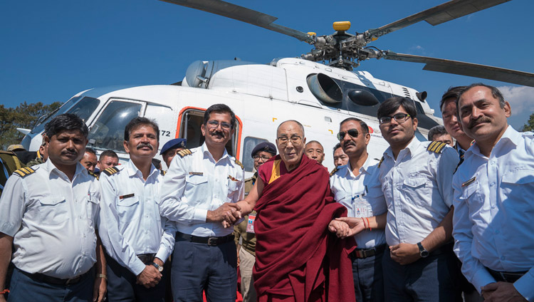 Su Santidad el Dalái Lama con la tripulación del helicóptero antes de su partida hacia Guwahati desde el helipuerto de Tawang, Arunachal Pradesh, India, el 11 de abril de 2017. Foto de Tenzin Choejor/OHHDL