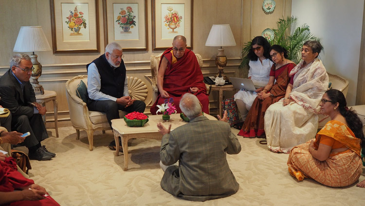 Su Santidad el Dalái Lama reunido con el Comité Central que trabaja en el Plan de Estudios de Ética Universal en Nueva Delhi, India, el 27 de abril de 2017. Foto de Jeremy Russell/OHHDL