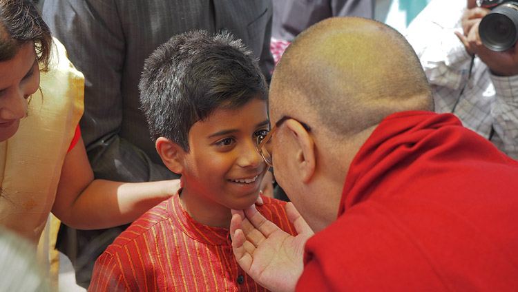 Su Santidad el Dalái Lama saludando al nieto de M.L. Sondhi, Raghu, a su llegada al Centro Internacional de la India para recibir el Premio Profesor M.L. Sondhi de Política Internacional en Nueva Delhi, India, el 27 de abril de 2017. Foto de Jeremy Russell/OHHDL 