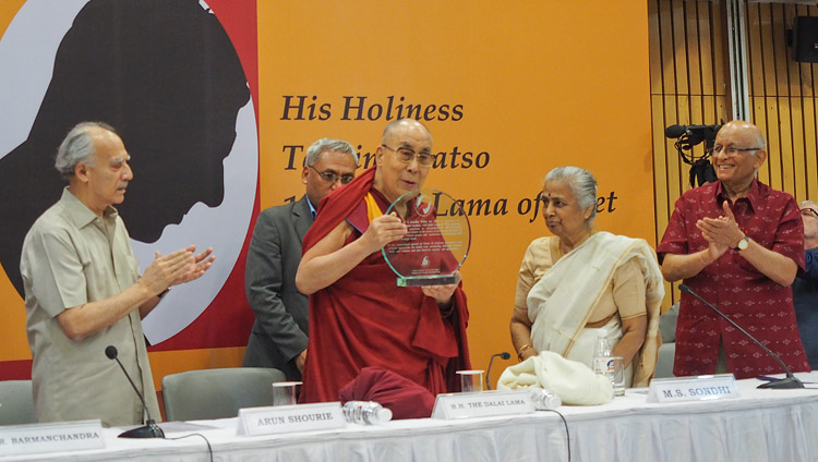Su Santidad el Dalái Lama con la placa que acredita la entrega del Premio Profesor M.L. Sondhi de Política Internacional que le fue entregado en Nueva Delhi, India, el 27 de abril de 2017. Foto de Jeremy Russell/OHHDL