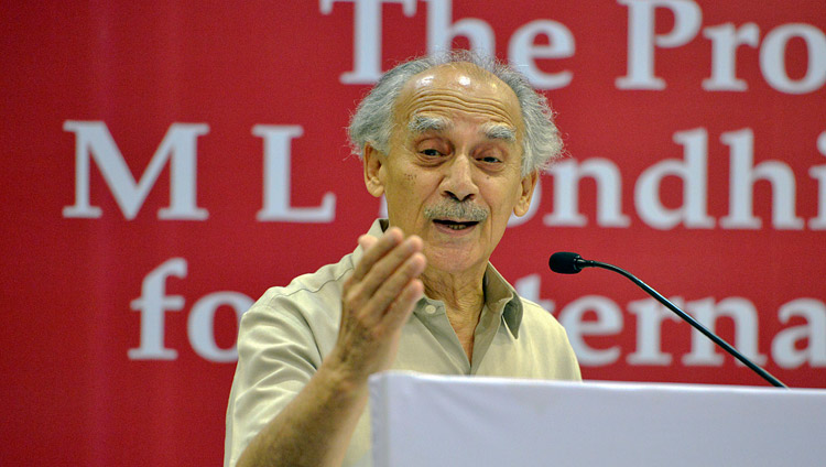 Arun Shourie, invitado principal, hablando en el Centro Internacional de la India durante la entrega del Premio Sondhi de Política Internacional del Profesor M.L. a Su Santidad el Dalái Lama en Nueva Delhi, India, el 27 de abril de 2017. Foto de Lobsang Tsering/OHHDL