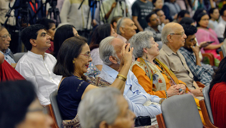 Algunos de los asistentes escuchando a Su Santidad el Dalái Lama en el Centro Internacional de la India de Nueva Delhi, India, el 27 de abril de 2017. Foto de Lobsang Tsering/OHHDL 