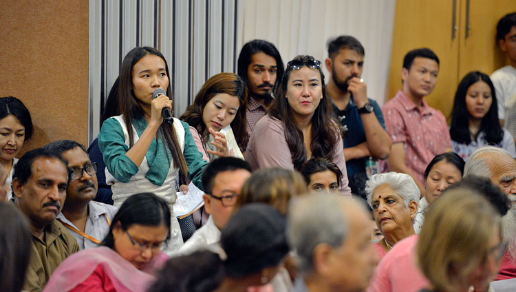 Una estudiante tibetana haciendo una pregunta a Su Santidad el Dalái Lama durante su charla en el Centro Internacional de la India de Nueva Delhi, India, el 27 de abril de 2017. Foto de Lobsang Tsering/OHHDL 