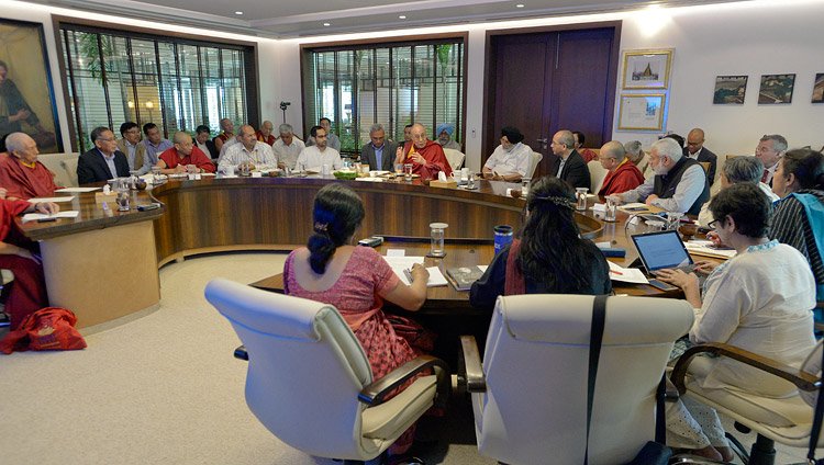 Su Santidad el Dalái Lama hablando durante la reunión con el Comité Central que trabaja en el Plan de Estudios para los Valores Universales en Nueva Delhi, India, el 28 de abril de 2017. Foto de Lobsang Tsering/OHHDL 