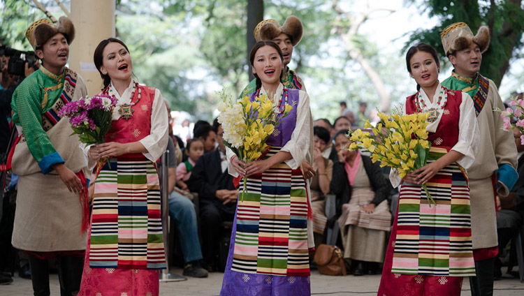Artistas de TIPA interpretando una canción compuesta para celebrar el 80 cumpleaños de Su Santidad el Dalái Lama en la recepción pública de la delegación bipartita del Congreso de los Estados Unidos en el patio del Tsuglagkhang en Dharamsala, HP, India, el 10 de mayo de 2017. Foto de Tenzin Choejor/OHHDL
