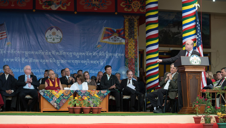 El delegado Jim McGovern en la recepción pública de la delegación bipartita del Congreso de los Estados Unidos en el patio del Tsuglagkhang en Dharamsala, HP, India, el 10 de mayo de 2017. Foto de Tenzin Choejor/OHHDL