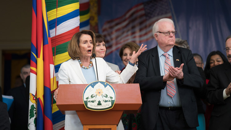 La delegada Nancy Pelosi en la recepción pública de la delegación bipartita del Congreso de los Estados Unidos en el patio del Tsuglagkhang en Dharamsala, HP, India, el 10 de mayo de 2017. Foto de Tenzin Choejor/OHHDL
