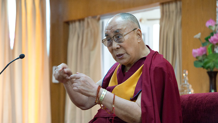 Su Santidad el Dalái Lama hablando con un grupo de estudiantes en su residencia de Dharamsala, HP, India, el 19 de mayo de 2017. Foto de Tenzin Phuntsok/OHHDL 