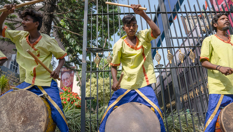 Percusionistas tocando mientras Su Santidad el Dalái Lama llegaba al Dr. Ambedkar Bhavan en Bengaluru, Karnataka, India, el 23 de mayo de 2017. Foto de Tenzin Choejor/OHHDL 