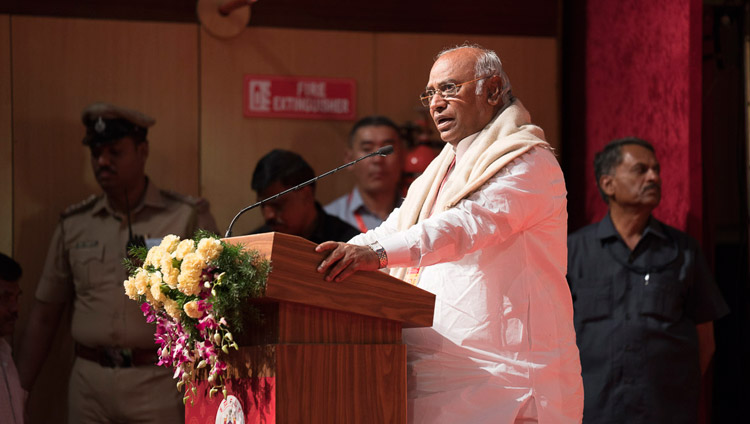 Shri Mallikarjuna Kharge, líder del Partido Parlamentario del Congreso, hablando en el seminario estatal sobre «Justicia Social y el Dr. BR Ambedkar» en Bengaluru, Karnataka, India el 23 de mayo de 2017. Foto de Tenzin Choejor/OHHDL