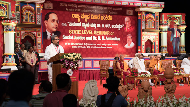 El ministro principal de Karnataka, Siddaramaiah, hablando en el seminario estatal sobre «Justicia Social y el Dr. BR Ambedkar» en Bengaluru, Karnataka, India, el 23 de mayo de 2017. Foto de Tenzin Choejor/OHHDL 
