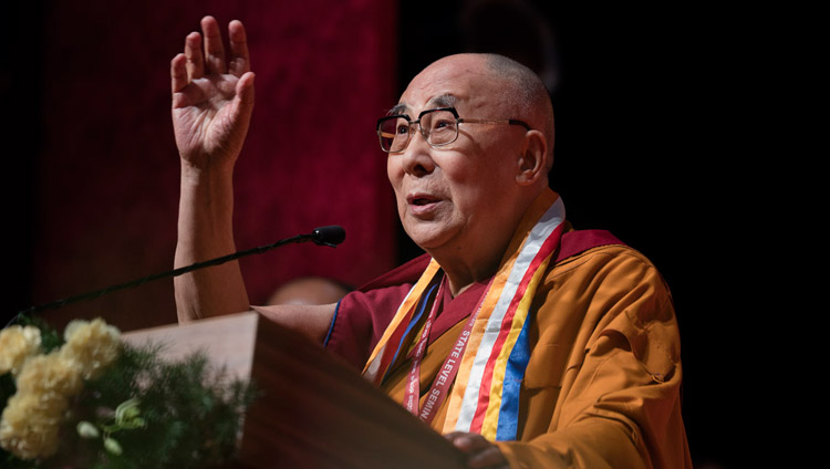 Su Santidad el Dalái Lama hablando en el seminario estatal sobre «Justicia Social y el Dr. B.R. Ambedkar» en Bengaluru, Karnataka, India, el 23 de mayo de 2017. Foto de Tenzin Choejor/OHHDL 