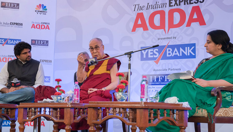 Anant Goenka, director ejecutivo y Vandita Mishra, editora de opiniones nacionales del grupo Indian Express, observando cómo Su Santidad el Dalái Lama se dirige a los asistentes en el Indian Express Adda en Nueva Delhi, India, el 24 de mayo de 2017. Foto de Tenzin Choejor/OHHDL