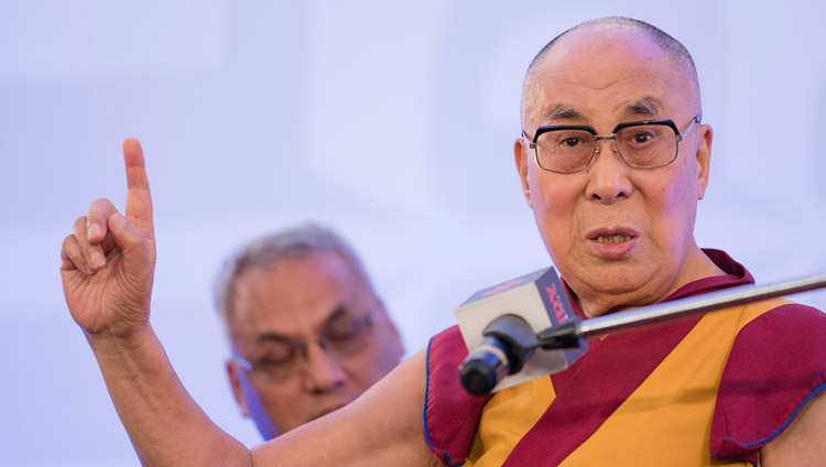 Su Santidad el Dalái Lama hablando en el Indian Express Adda en Nueva Delhi, India, el 24 de mayo de 2017. Foto de Tenzin Choejor/OHHDL 