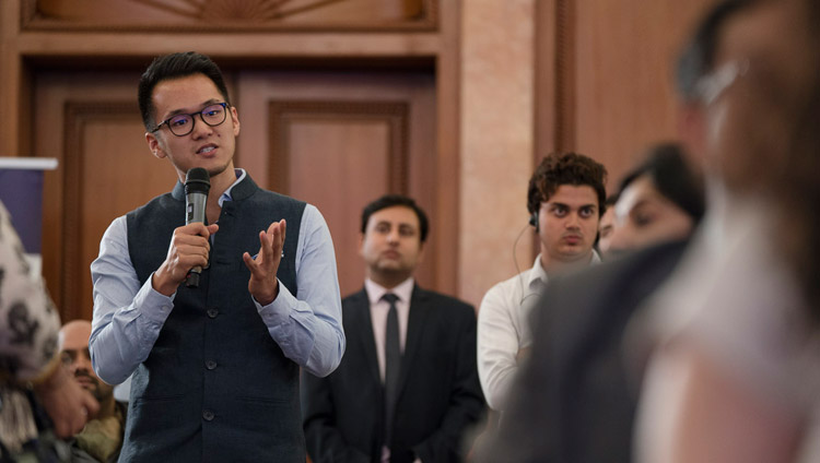 Uno de los asistentes haciendo una pregunta a Su Santidad el Dalái Lama durante el Indian Express Adda en Nueva Delhi, India, el 24 de mayo de 2017. Foto de Tenzin Choejor/OHHDL 