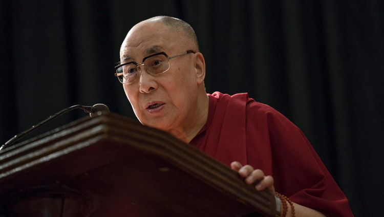 Su Santidad el Dalái Lama dirigiéndose a los asistentes en la presentación del libro «Dos Santos» de Arun Shourie en el Centro Internacional Indio de Nueva Delhi, India, el 25 de mayo de 2017. Foto de Tenzin Choejor/OHHDL