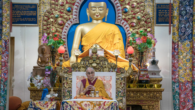 Su Santidad el Dalái Lama hablando al comienzo de la Iniciación de Avalokiteshvara en el Templo Principal Tibetano en Dharamsala, HP, India el 27 de mayo de 2017. Foto de Tenzin Choejor/OHHDL 