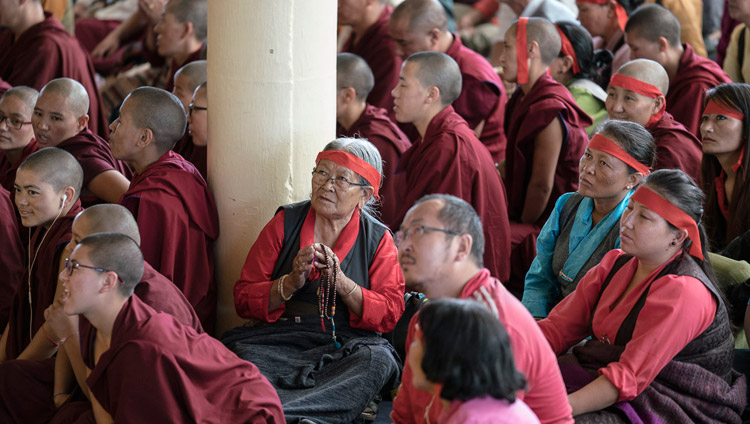 Algunos de los asistentes con vendas rituales en los ojos durante la Iniciación de Avalokiteshvara conferido por Su Santidad el Dalái Lama en el Templo Principal Tibetano en Dharamsala, HP, India, el 27 de mayo de 2017. Foto de Tenzin Choejor/OHHDL