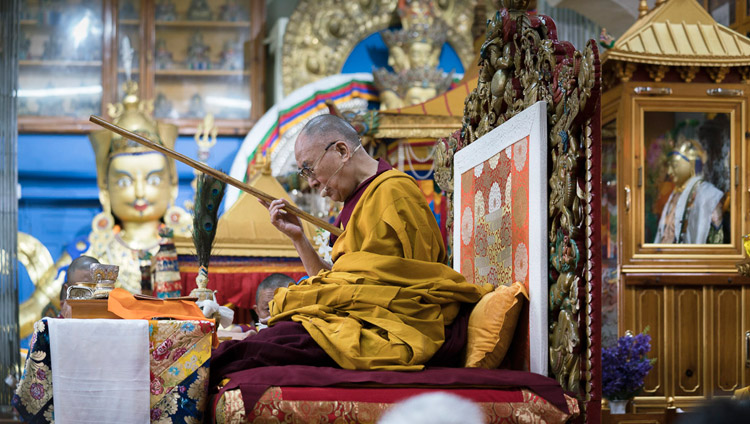 Su Santidad el Dalái Lama confiriendo la Iniciación de Avalokiteshvara en el Templo Principal Tibetano en Dharamsala, HP, India el 27 de mayo de 2017. Foto de Tenzin Choejor/OHHH 