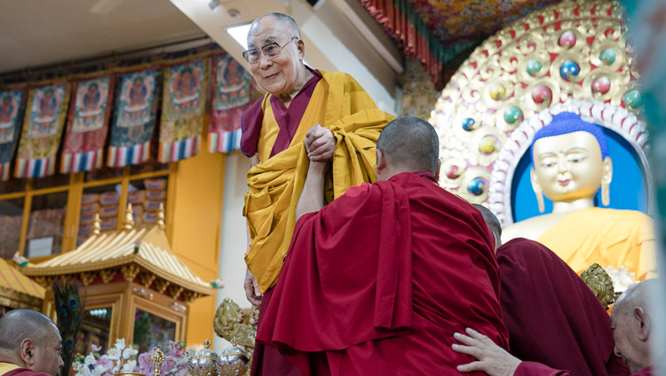 Su Santidad el Dalái Lama tomando asiento a su llegada al Templo Principal Tibetano en Dharamsala, HP, India el 27 de mayo de 2017. Foto de Tenzin Choejor/OHHDL 