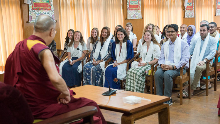 Su Santidad el Dalái Lama hablando a un grupo de estudiantes de la Universidad de Emory en su residencia de Dharamsala, HP, India, el 29 de mayo de 2017. Foto de Tenzin Choejor/OHHDL 