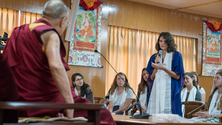Una estudiante de la Universidad de Emory haciendo una pregunta a Su Santidad el Dalái Lama durante su reunión en su residencia de Dharamsala, HP, India, el 29 de mayo de 2017. Foto de Tenzin Choejor/OHHDL