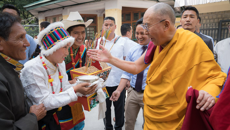 Jóvenes tibetanos dando una tradicional bienvenida a Su Santidad el Dalái Lama a su llegada al patio del Templo Principal Tibetano el primer día de sus tres días de enseñanzas para jóvenes tibetanos y tibetanas en Dharamsala, HP, India, el 5 de junio de 2017. Foto de Tenzin Choejor/OHHDL 