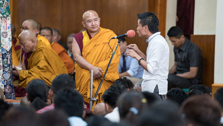 Un joven tibetano haciendo una pregunta a Su Santidad el Dalái Lama durante el primer día de enseñanzas de la los jóvenes tibetanos en el Templo Principal Tibetano en Dharamsala, HP, India el 5 de junio de 2017. Foto de Tenzin Choejor/OHHDL