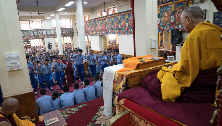 Su Santidad el Dalái Lama observa cómo jóvenes estudiantes participan en un debate filosófico budista durante el segundo día de sus enseñanzas para los jóvenes tibetanos en el Templo Principal Tibetano en Dharamsala, HP, India, el 6 de junio de 2017. Foto de Tenzin Choejor/OHHDL 