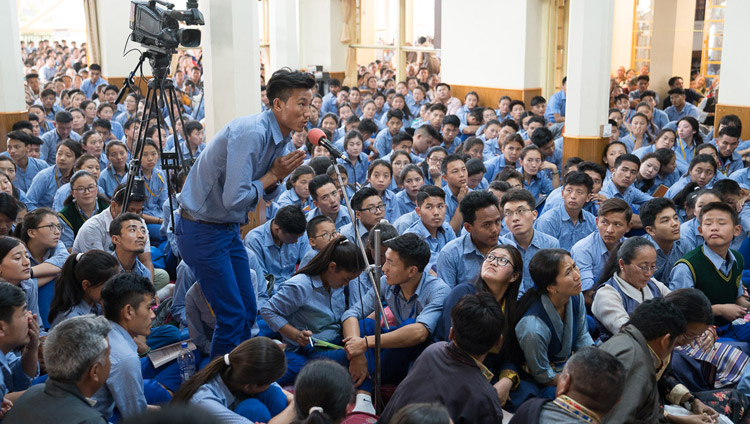 Un estudiante haciendo una pregunta a Su Santidad el Dalái Lama durante el segundo día de enseñanzas para los jóvenes tibetanos en el Templo Principal Tibetano en Dharamsala, HP, India el 6 de junio de 2017. Foto de Tenzin Choejor/OHHDL