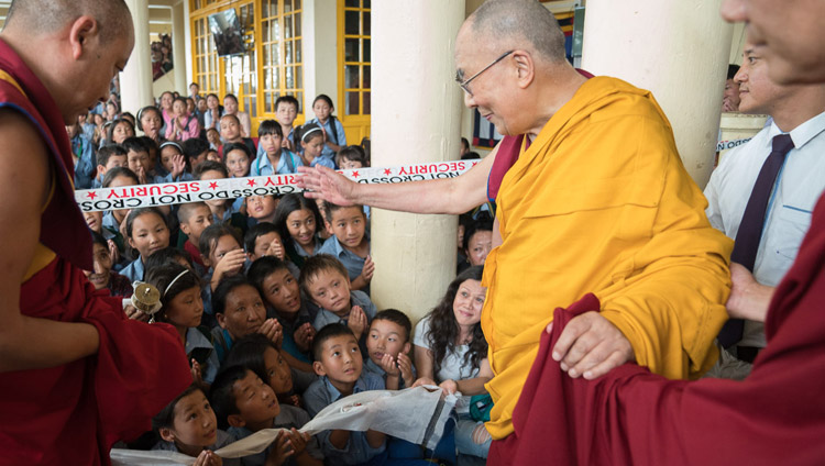 Su Santidad el Dalái Lama saludando a los jóvenes tibetanos y tibetanas cuando salía del Templo Principal Tibetano al concluir el segundo día de su enseñanza para los jóvenes tibetanos en Dharamsala, HP, India, el 6 de junio de 2017. Foto de Tenzin Choejor/OHHDL 
