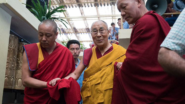 Su Santidad el Dalái Lama llegando al Templo Principal Tibetano para el último día de sus tres días de enseñanza para los jóvenes tibetanos y tibetanas en Dharamsala, HP, India, el 7 de junio de 2017. Foto de Tenzin Choejor/OHHDL