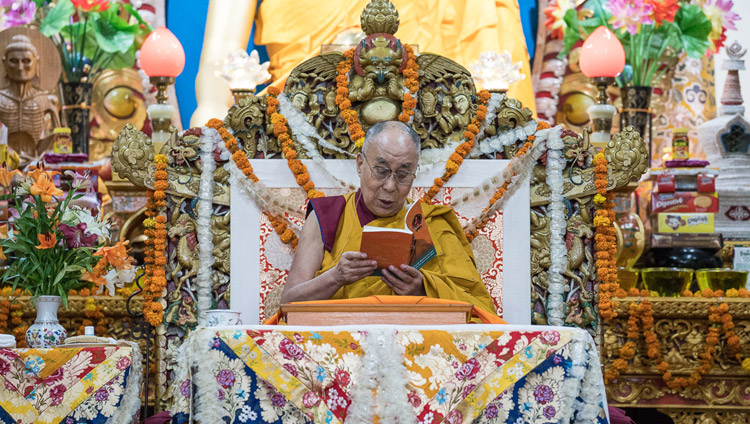 Su Santidad el Dalái Lama leyendo un texto durante el último día de sus tres días de enseñanza para los jóvenes tibetanos en el Templo Principal Tibetano en Dharamsala, HP, India, el 7 de junio de 2017. Foto de Tenzin Choejor/OHHDL