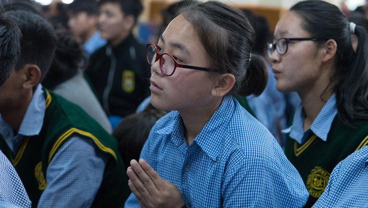 Estudiantes tibetanas escuchando a Su Santidad el Dalái Lama en el último día de sus tres días de enseñanza para los jóvenes tibetanos en el Templo Principal Tibetano en Dharamsala, HP, India el 7 de junio de 2017. Foto de Tenzin Choejor/OHHDL 