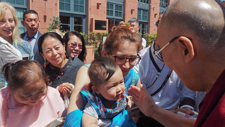 Su Santidad el Dalái Lama saludando a simpatizantes a su llegada a San Diego, California, EE.UU., el 15 de junio de 2017. Foto de Jeremy Russell/OHHDL 