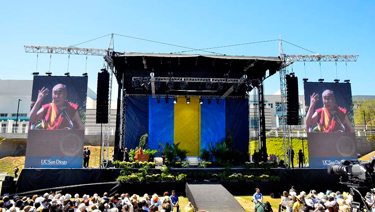 Su Santidad el Dalái Lama hablando en el estadio RIMAC de la Universidad de California San Diego en San Diego, CA, EE.UU. el 16 de junio de 2017. Foto de Chris Stone