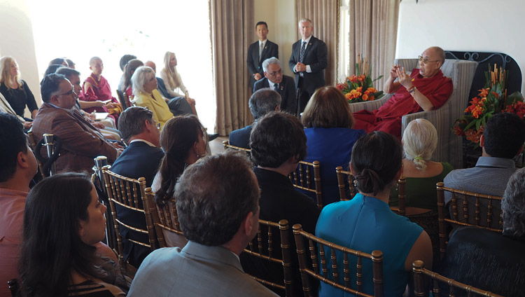 Su Santidad el Dalái Lama interactuando con amigos y simpatizantes de la Universidad de California San Diego en la residencia del rector en San Diego, California, EE.UU., el 16 de junio de 2017. Foto de Jeremy Russell/OHHDL