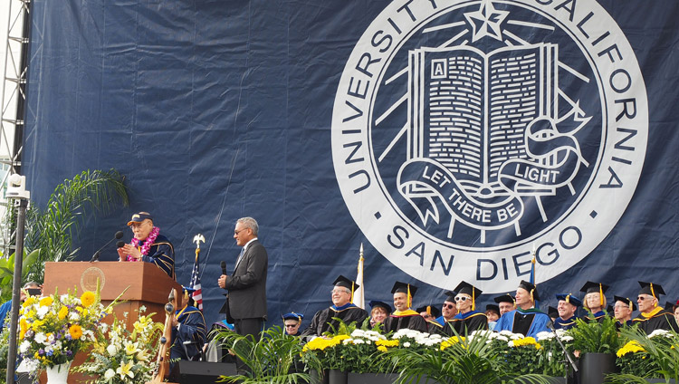 Su Santidad el Dalái Lama pronunciando el discurso principal en la ceremonia de inauguración de la UCSD en San Diego, California, el 17 de junio de 2017. Foto de Jeremy Russell/OHHDL