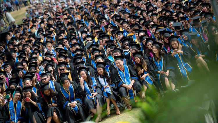 Graduados asistentes a la ceremonia de inauguración de la UCSD escuchando a Su Santidad el Dalái Lama pronunciando el discurso de apertura en el estadio RIMAC en San Diego, CA, el 17 de junio de 2017. Foto de Erik Jepsen/UC San Diego 
