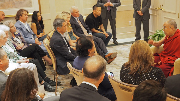 Su Santidad el Dalái Lama hablando con los líderes empresariales del Condado de Orange en Newport Beach, CA, EE.UU., el 20 de junio de 2017. Foto de Jeremy Russell/OHHDL