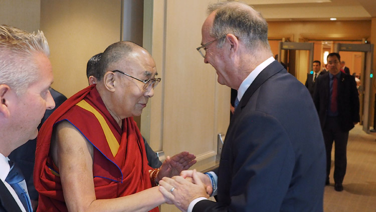 Su Santidad el Dalái Lama saludando al alcalde de Anaheim, Tom Tait, mientras se preparaba para reunirse con los directores y profesores de las escuelas en Newport Beach, California, EE.UU., el 20 de junio de 2017. Foto de Jeremy Russell/OHHDL 
