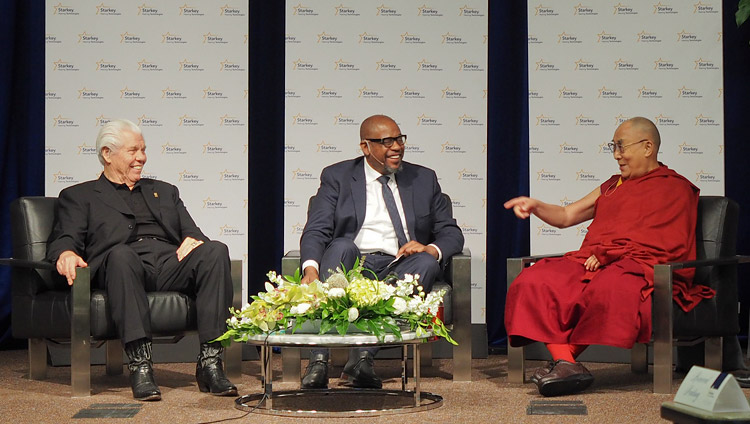Bill Austin y Forest Whitaker observando cómo Su Santidad el Dalái Lama habla durante el debate sobre la compasión en el Campus Starkey en Minneapolis, MN, EE.UU. el 23 de junio de 2017. Foto de Jeremy Russell/OHHDL 