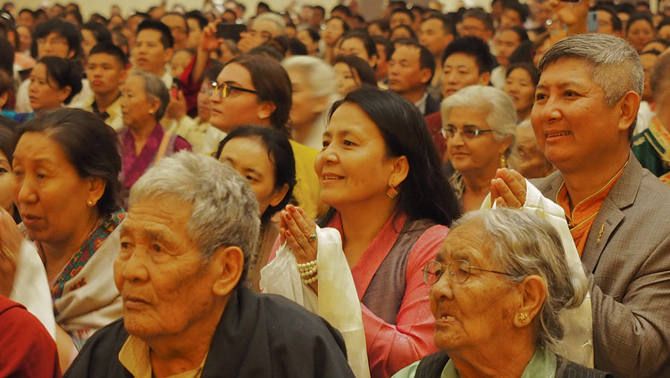 Público asistente escuchando a Su Santidad el Dalái Lama dirigirse a la comunidad tibetana en Boston, MA, EE.UU. el 25 de junio de 2017. Foto de Jeremy Russell/OHHDL
